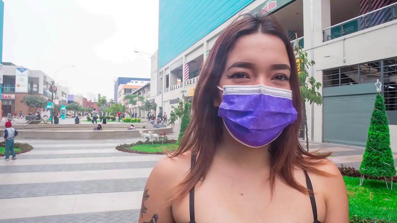 VENEZUELANA ENMIGRANTO ĵus alvenis en Peruo, ĉantaĝas taksiston