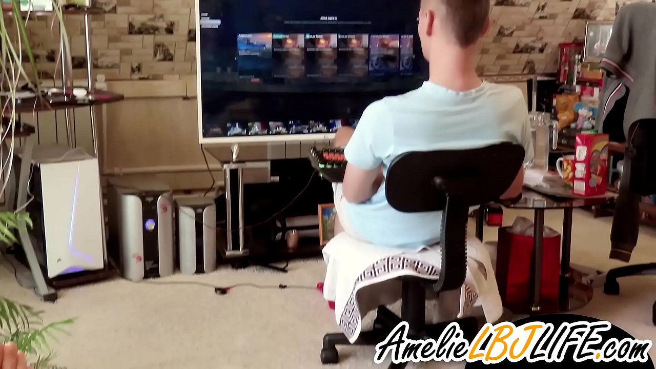 Knabino masturbas per seksa ludilo por koramiko por ludi komputilajn ludojn
