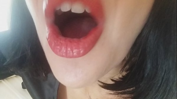 Kara, via duonpatrino ne lasos vin iri al lernejo hodiaŭ... Mi bezonas vin tro multe...